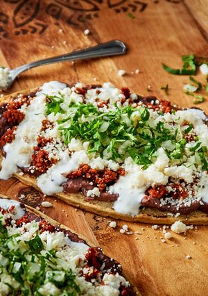 Una foto de Huaraches con Chorizo y Frijoles
