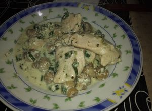 Una foto de Pechugas al verdeo y champignones light proteicas