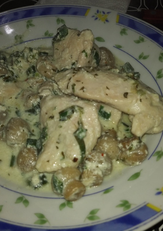 Una foto de Pechugas al verdeo y champignones light proteicas