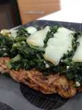 Pechuga de pollo con espinacas y queso provolone