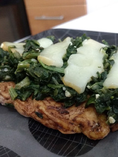 Una foto de Pechuga de pollo con espinacas y queso provolone