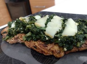 Una foto de Pechuga de pollo con espinacas y queso provolone