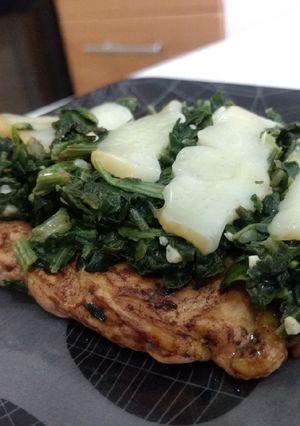 Una foto de Pechuga de pollo con espinacas y queso provolone