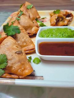 સમોસા (Samosa Recipe In Gujarati) રેસીપી મુખ્ય ફોટો