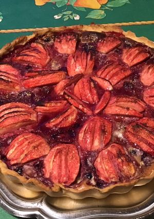 Une photo de Tarte aux pommes et fruits rouges (pâte brisée épeautre crème de citron)