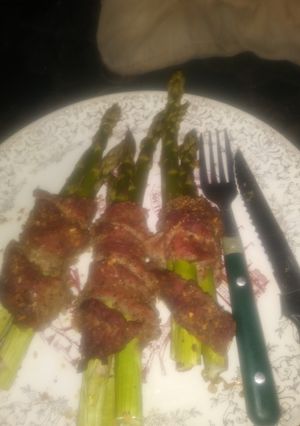 A picture of Anita's Rosted Asparagus With Steak.