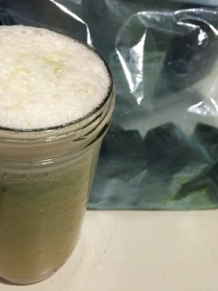 Una foto de Bebida de frutas tropicales, uvas y pasto de trigo