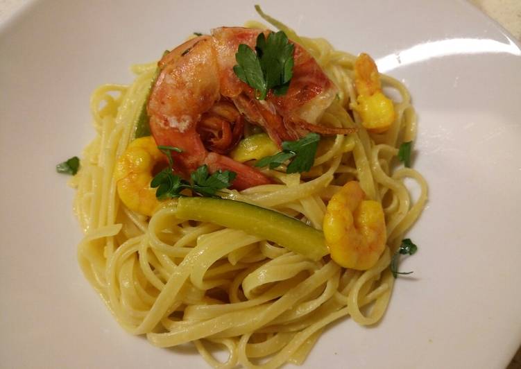 Recipe: Tasty Linguine with zucchine, creamy saffron and prawns