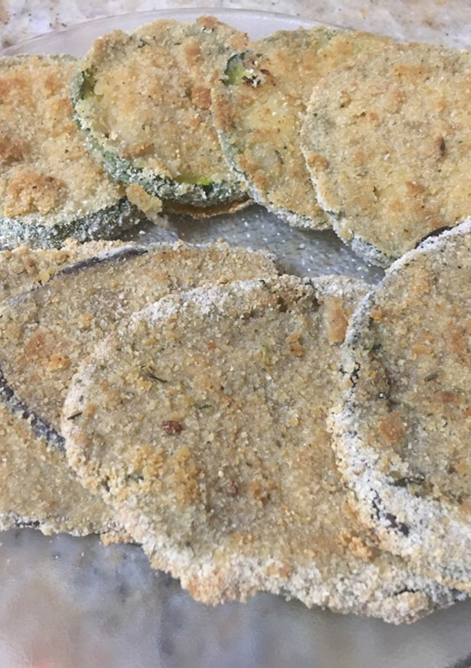 Una foto de Milanesas de berenjena 🍆 y zapallito al horno