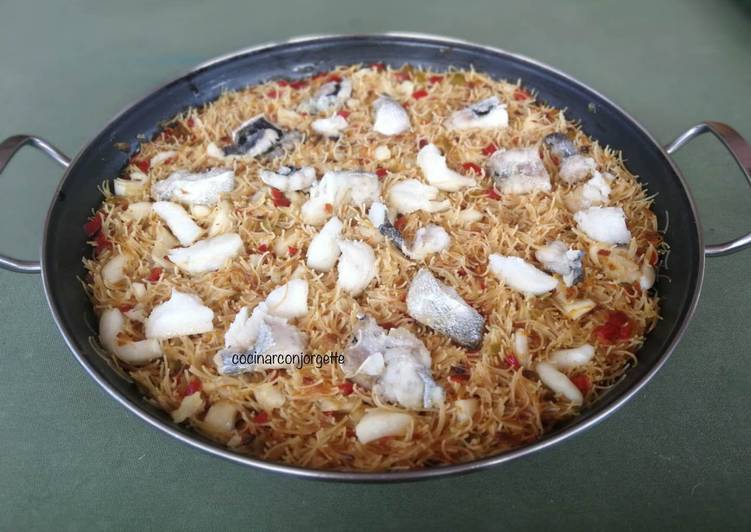 Fideuá con merluza y sepia