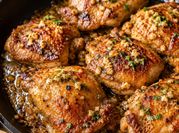 Una foto de pollo con perejil