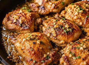 Una foto de Pollo al ajillo