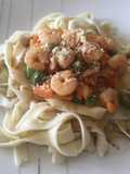 Cintas con verduras al dente y camarones