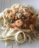 Cintas con verduras al dente y camarones