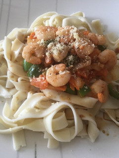 Una foto de Cintas con verduras al dente y camarones