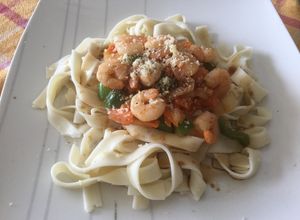 Una foto de Cintas con verduras al dente y camarones