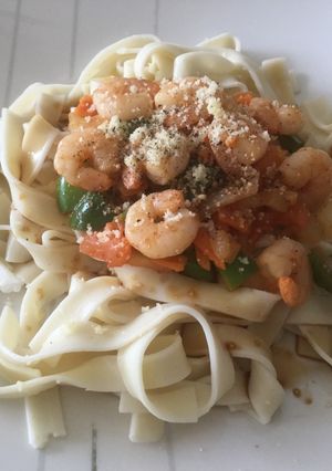 Una foto de Cintas con verduras al dente y camarones