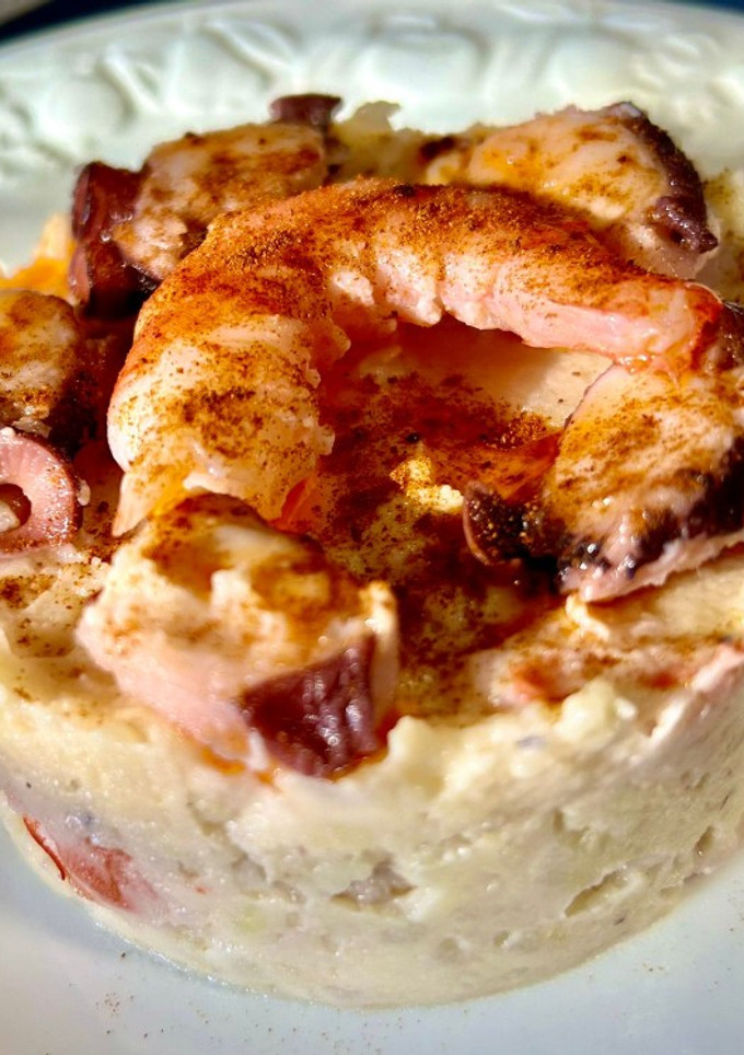 Una foto de 190. Puré de patata con langostinos y pulpo
