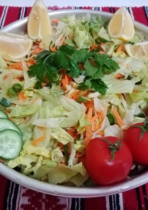 O poză a rețetei Salată Iceberg-o salată crocantă de primăvară.