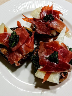 Una foto de TAPAS Al Jamón🧀🥩🍆Serrano y Balsámico...!