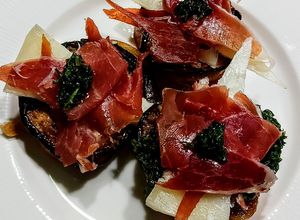 Una foto de TAPAS Al Jamón🧀🥩🍆Serrano y Balsámico...!