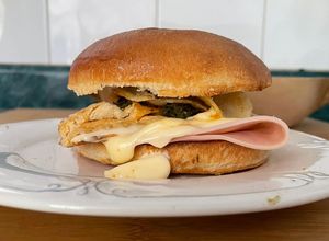 Una foto de Sándwich de pollo especial