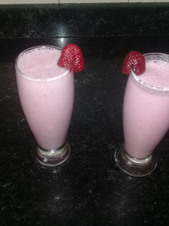 Una foto de Licuado de banana, frutilla y leche