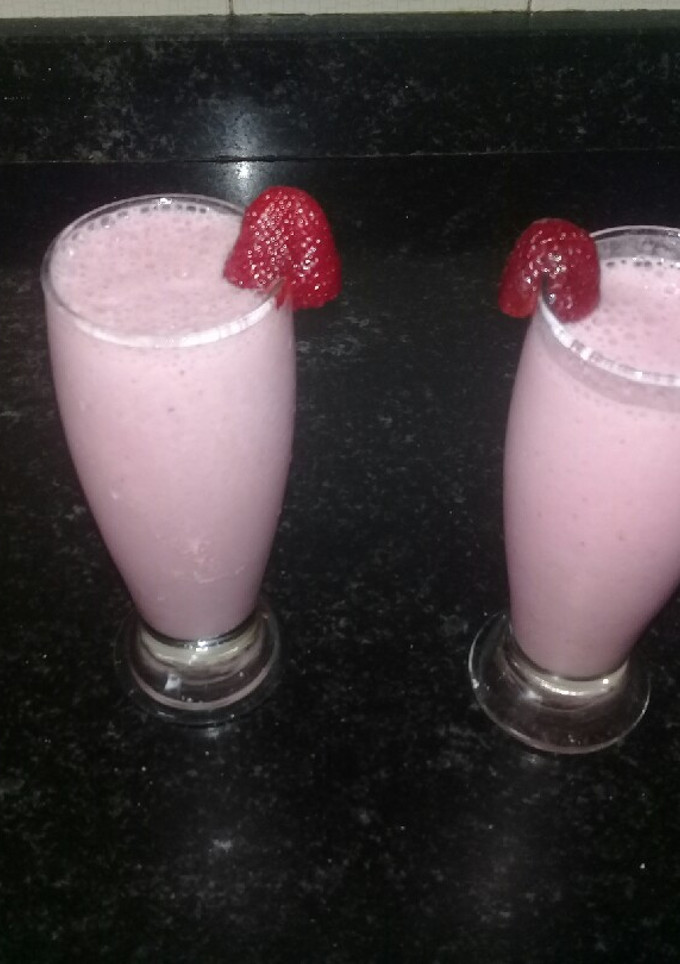 Una foto de Licuado de banana, frutilla y leche