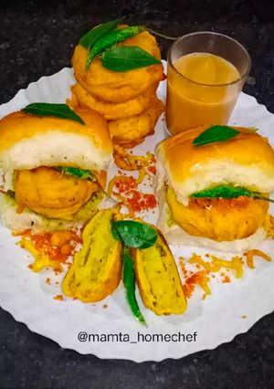 A picture of Vadapav.