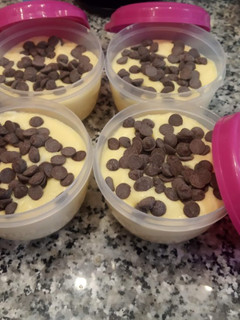 Una foto de Crema o mousse de mandarina con perlitas de chocolate