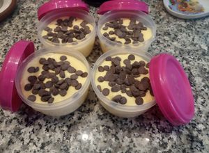 Una foto de Crema o mousse de mandarina con perlitas de chocolate