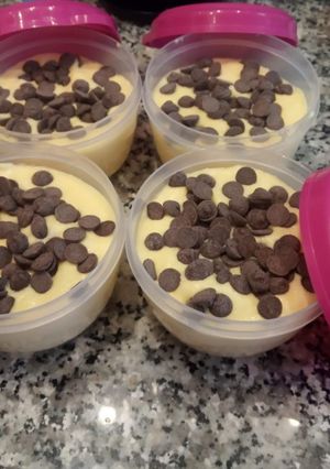 Una foto de Crema o mousse de mandarina con perlitas de chocolate