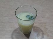 Una foto de limonada con menta en licuadora