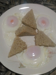 Una foto de Huevos fritos y salchichas con pan de maíz