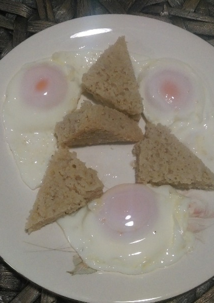 Una foto de Huevos fritos y salchichas con pan de maíz