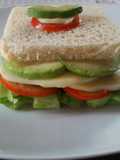 Sándwich de aguacate, queso, tomate