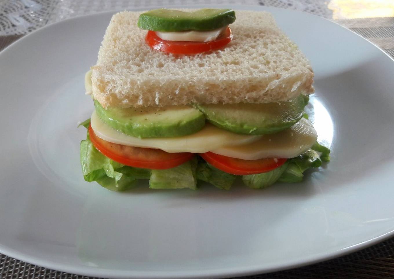 Sándwich de aguacate, queso, tomate