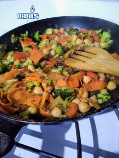 Una foto de Wok de verduras c/ garbanzos y salsa de soja, rico y saludable