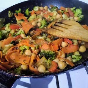 Wok de verduras c/ garbanzos y salsa de soja, rico y saludable