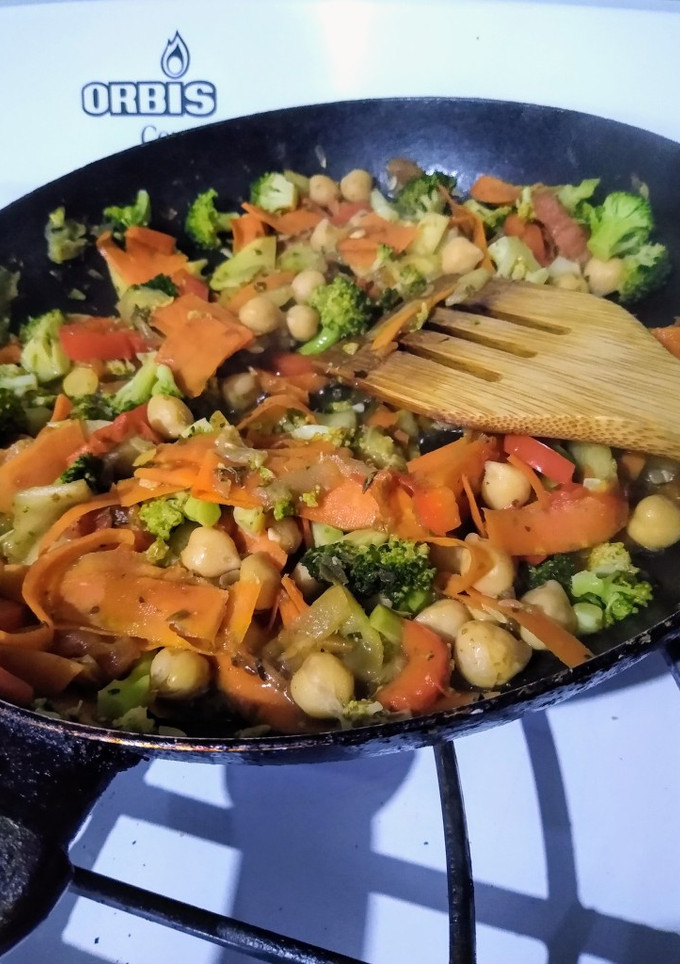 Una foto de Wok de verduras c/ garbanzos y salsa de soja, rico y saludable