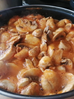 Una foto de Champiñones con carne de puerco en salsa roja