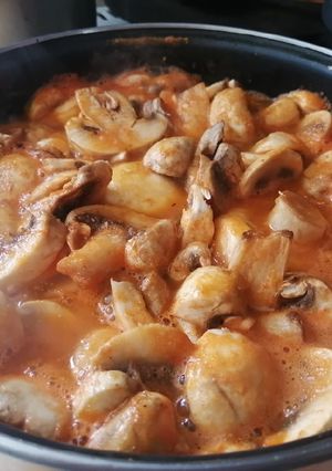 Una foto de Champiñones con carne de puerco en salsa roja