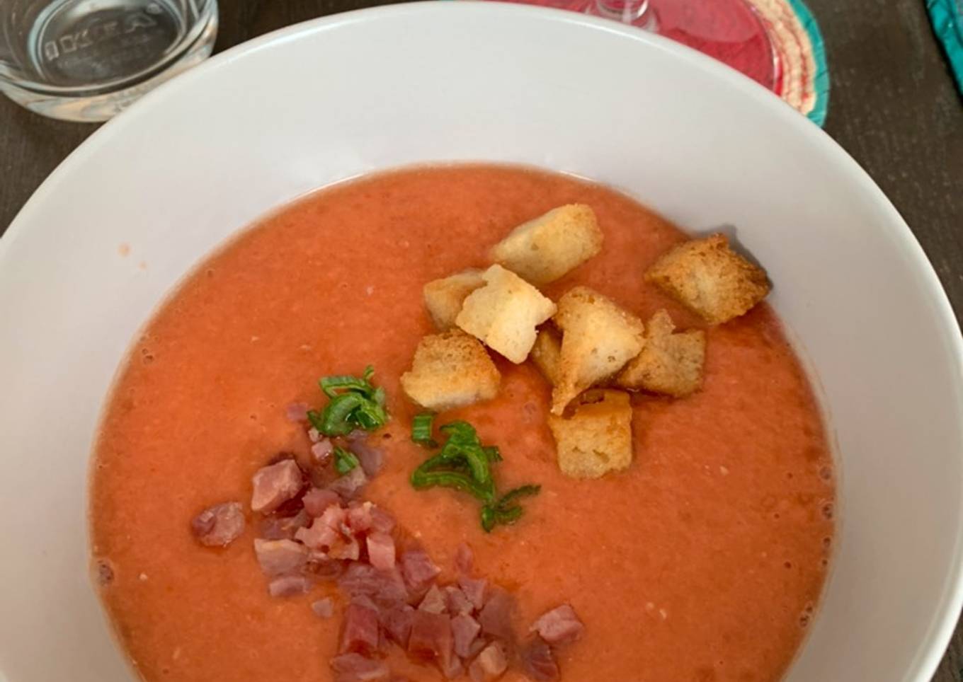Gazpacho andaluz con picatostes y crujientes de jamón