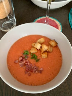 Una foto de Gazpacho andaluz con picatostes y crujientes de jamón
