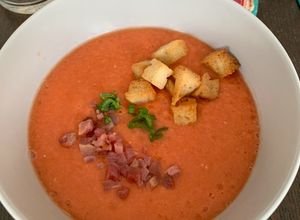 Foto principal de Gazpacho andaluz con picatostes y crujientes de jamón