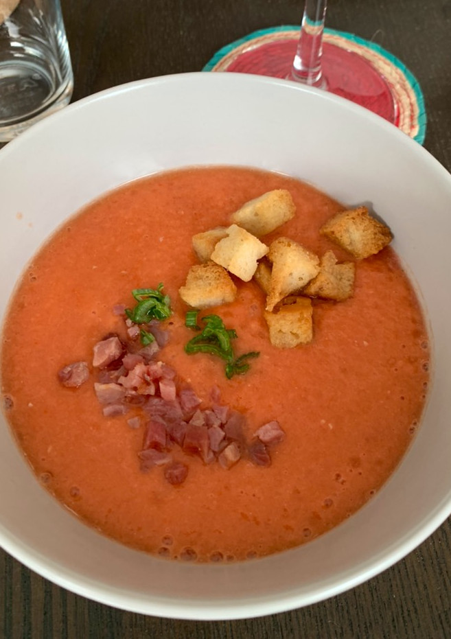 Una foto de Gazpacho andaluz con picatostes y crujientes de jamón