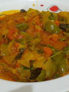 தக்காளி குட மிளகாய் கறி(TOMATO CAPSICUM CURRY RECIPE IN TAMIL) செய்முறை முக்கிய புகைப்படம்