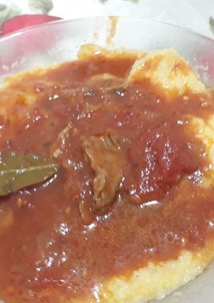 Una foto de Polenta con salsa