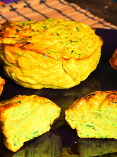Una foto de Magdalenas de calabacín, azafrán y patata