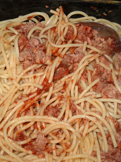 Una foto de Fideos al horno con atún y salsa simple de tomate